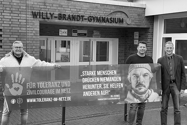 Michael Rieder mit den beiden Initiatoren der Kampagne Christian Lenner und Karsten Andreas vor dem WBG in Oer-Erkenschwick.